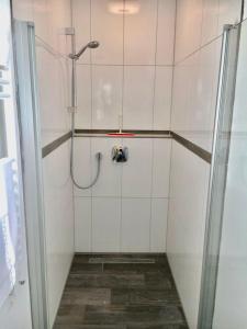 uma casa de banho com um chuveiro e uma mangueira em MEHS46A21-FeWo-Best-Kiekout em Meeschendorf