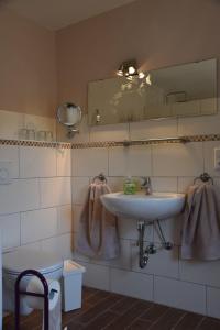 a bathroom with a sink and a mirror at Bungalow-Gartenzauber in Grube