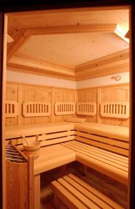 sauna z drewnianymi ławkami w pokoju w obiekcie All Inclusive Hotel Bachmayerhof w mieście Uderns