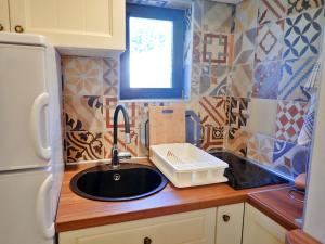 w kuchni z umywalką i oknem w obiekcie Holiday home Cvita w mieście Starigrad-Paklenica +17 zdjęć