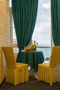 een tafel met een kom eten en twee stoelen bij Arkadia apartment with sea view in Odessa