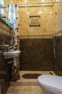 y baño con aseo y lavamanos. en Arkadia apartment with sea view, en Odessa