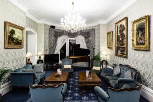 Ein Sitzbereich in der Unterkunft Best Western Swiss Cottage Hotel