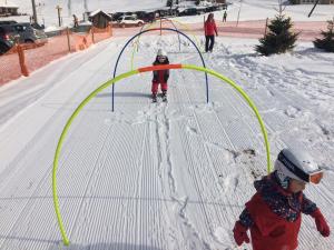 Un par de niños están esquiando en la nieve en Rest. Beaver Creek Ranch, en Rothenthurm