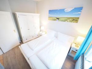 Ein Bett oder Betten in einem Zimmer der Unterkunft Strandnah gelegen: Neptun App. 4 mit Kamin