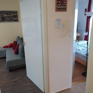 drzwi prowadzące do salonu z kanapą w obiekcie Krénusz Vendégház. w mieście Kaposvár +33 zdjęcia