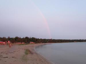 un arco iris en el cielo sobre una playa en The Maples Cottages in Port Elgin, en Port Elgin