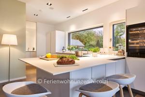 Cucina o angolo cottura di Foerderesidenz-Kitzeberg-Luxusvilla-mit-Meerblick-Wellnessbereich-und-Kamin