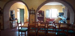 uma cozinha e sala de jantar com mesa e cadeiras em Villa vista mare con piscina em San Pietro in Amantea