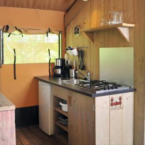 Кухня або міні-кухня у Glamping Nunspeet Veluwe