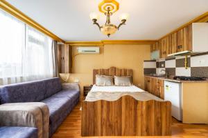 a living room with a couch and a bed in it at Kervanchi in Istanbul