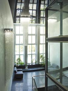 Habitación grande con ventanas y lámpara de araña. en InterHotel, en Wroclaw