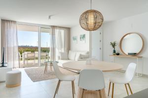 Biały salon ze stołem i krzesłami w obiekcie Casa La Cala - Brand new apartment - La Cala de Mijas - Marbella - Malaga area 2 or 3 bedroom w mieście La Cala de Mijas
