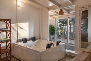 Ένα μπάνιο στο Morii by the sea - Morjim Beach