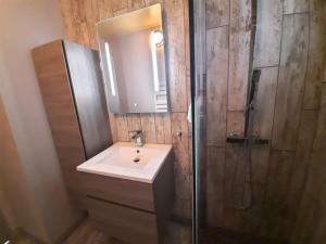 un baño con lavabo y ducha en CALYPSO, en Cassis 19 fotos más