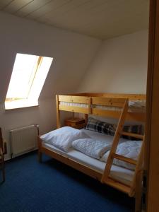 een slaapkamer met 2 stapelbedden en een raam bij Ferie Apartment Skovby Fyn in Bogense