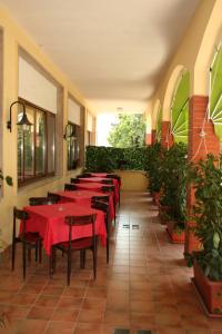 una fila de mesas y sillas en un restaurante en Hotel Reginella, en SantʼAgata sui Due Golfi