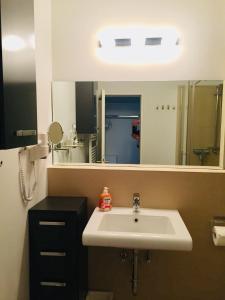 a bathroom with a sink and a mirror at 50-Meter-bis-zum-Strand-Luetje-Loge in Timmendorfer Strand