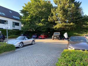 a group of cars parked in a parking lot at 50-Meter-bis-zum-Strand-Luetje-Loge in Timmendorfer Strand