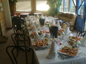 une longue table avec des assiettes de nourriture dans l'établissement Grand gîte à la campagne, à Missé