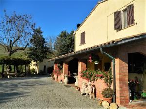 un edificio con macetas al costado. en Francigena, en San Casciano dei Bagni