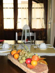 uma mesa com uma bandeja de frutas sobre uma mesa em Francigena em San Casciano dei Bagni