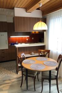 cocina con mesa y sillas en Appartementhaus Quadern (A302) en Valens
