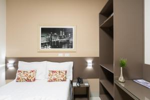 Ένα ή περισσότερα κρεβάτια σε δωμάτιο στο Caligio Hotel