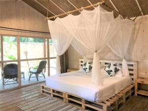 una camera da letto con un letto con zanzariera di Palm Forest Palolem a Palolem