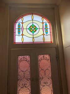 イーペルにあるB&B Guesthouse Gatsbyのステンドグラスの窓付きドア