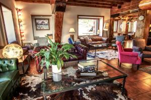 Ruang duduk di Mauberme Mountain Boutique Hotel