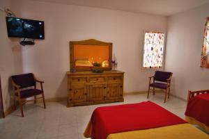 een slaapkamer met een dressoir, een spiegel en een bed bij Casa Anna, cerca la playa in Arona