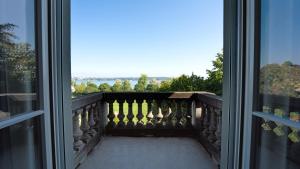 克羅伊茨林根的住宿－克羅伊茨林根青年旅舍，从阳台的窗户可欣赏到风景。