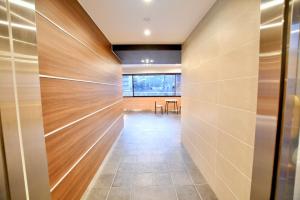 un corridoio con pannelli in legno e una sala da pranzo di Riverside Inn Hakata a Fukuoka