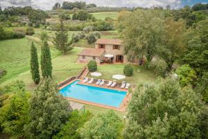 una vista aérea de una casa con piscina en Villa Mealli en Celle sul Rigo