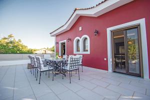 Μπαλκόνι ή βεράντα στο Zissis Villa & pool 5min drive to beach