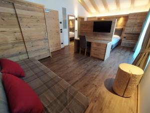 Televízia a/alebo spoločenská miestnosť v ubytovaní Hotel Flora Alpina