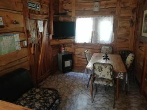 a dining room with a table and chairs in a cabin at Cabañas Monje in Tandil