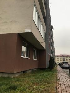 un edificio con un cartel en el costado en Stefanos Apartament, en Baia Mare