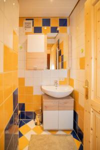 W łazience znajduje się umywalka i lustro. w obiekcie Ferienwohnung Kristina w mieście Bad Mitterndorf