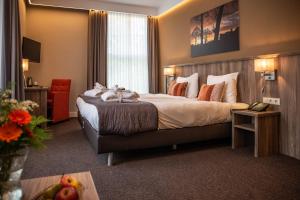 een hotelkamer met een bed met twee katten erop bij Landgoed Hotel & Restaurant Carelshaven in Delden