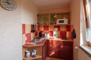 Cucina o angolo cottura di Geschmackvoll-ausgestattete-Ferienwohnung-fuer-3-Personen-1-Aufbettung