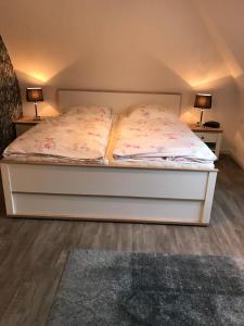 1 cama con 2 almohadas en una habitación en Andrea-OG, en Büsum