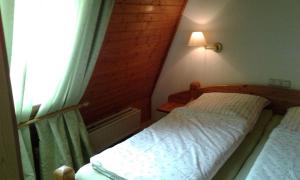 ヴェスターラントにあるKirschの小さなベッドルーム(ベッド1台、窓付)