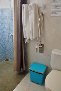 ein Bad mit einer Dusche, einem WC und Handtüchern in der Unterkunft Casa Anna, cerca la playa in Arona