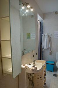 ein Badezimmer mit Waschbecken und Spiegel in der Unterkunft Casa Anna, cerca la playa in Arona
