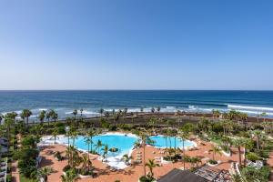 een luchtzicht op een resort met een zwembad en de oceaan bij Apartments Parque Santiago IV in Playa de las Americas
