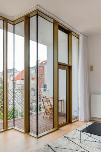 um quarto com portas de vidro e uma varanda em Savoie em Bruxelas