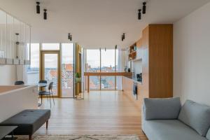 een woonkamer met een bank en een keuken bij Savoie in Brussel