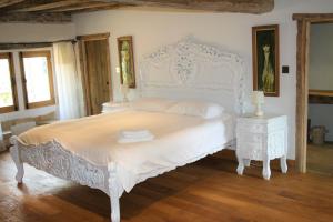 A bed or beds in a room at Manoir de la Basse-Cour
